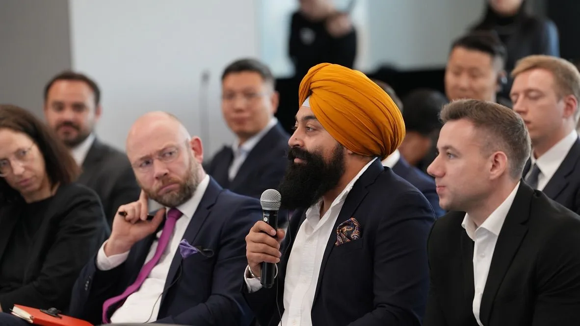 ਤਸਿੰਗਹੁਆ ਯੂਨੀਵਰਸਿਟੀ ਵਿੱਚ ਗੱਲਬਾਤ ਦੌਰਾਨ ਮਾਈਕ ਫੜੇ ਅਰਵਿੰਦਰ ਸਿੰਘ ਕੰਗ